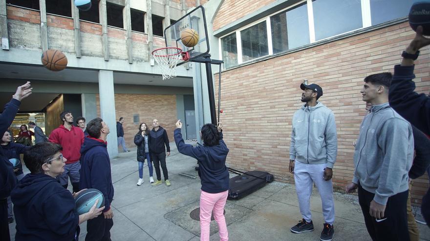 Markel Brown i Juani Marcos visiten la Fundació Els Joncs de Salt