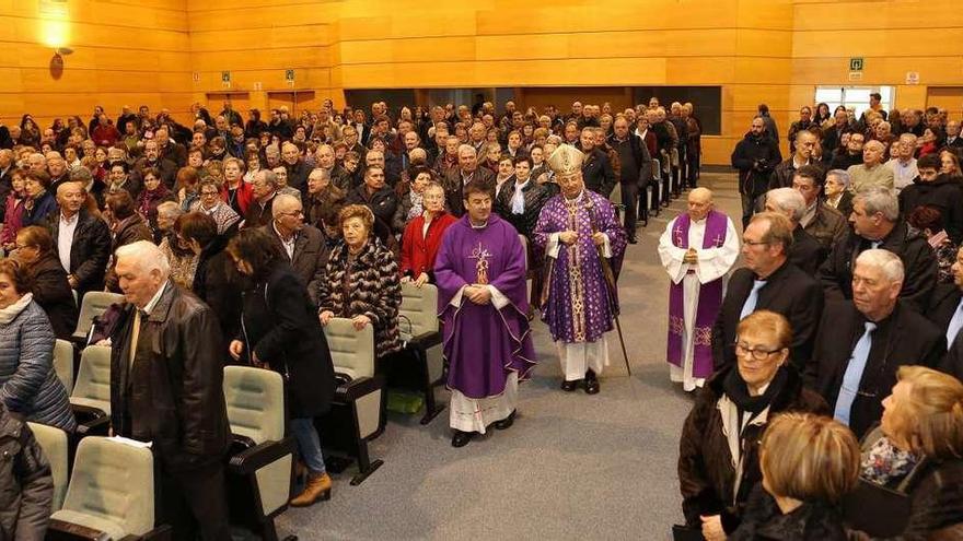 El homenajeado entra en el auditorio de la Semana Verde junto al obispo y a otro sacerdote. // Bernabé