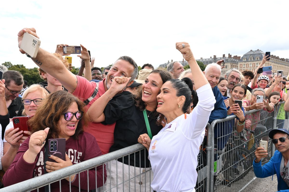 Salma Hayek ha portado la antorcha olímpica en París