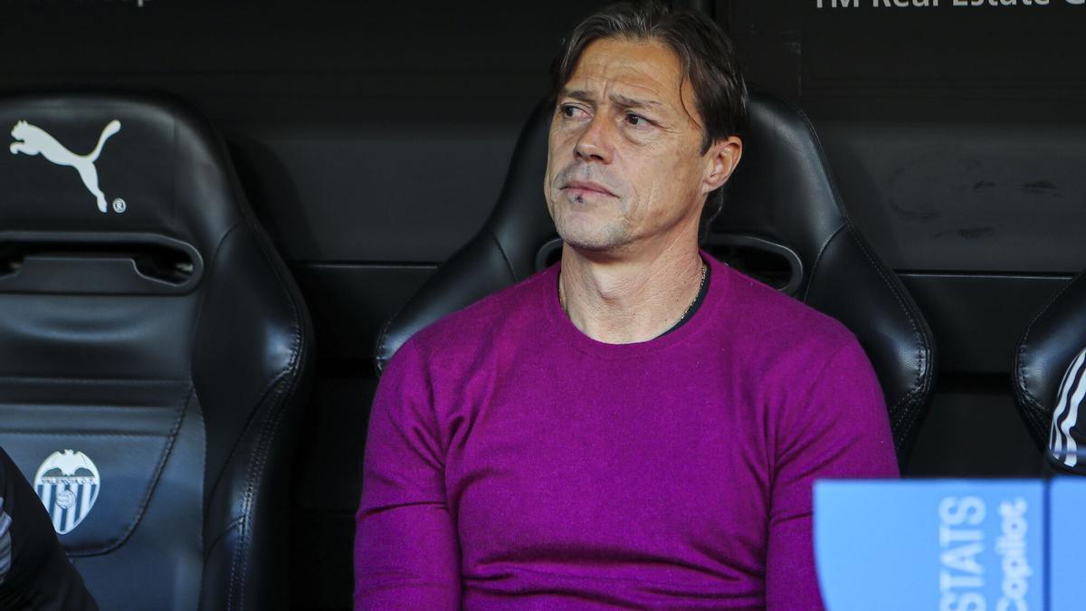 Matías Almeyda, entrenador del Sevilla FC, observa durante el partido de fútbol de la liga española, La Liga EA Sports, disputado entre el Valencia CF y el Sevilla FC en el estadio de Mestalla.