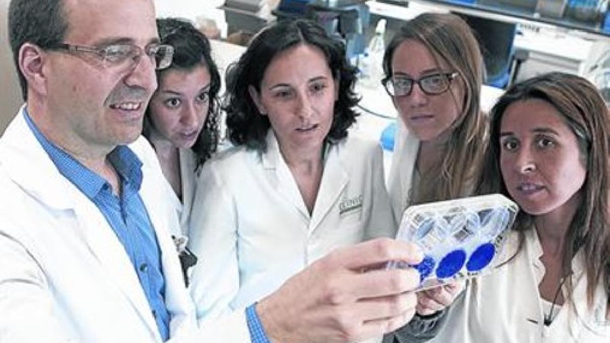 El hepatólogo Xavier Forns, con algunas de sus colaboradoras, ayer en el Hospital Clínic de Barcelona.