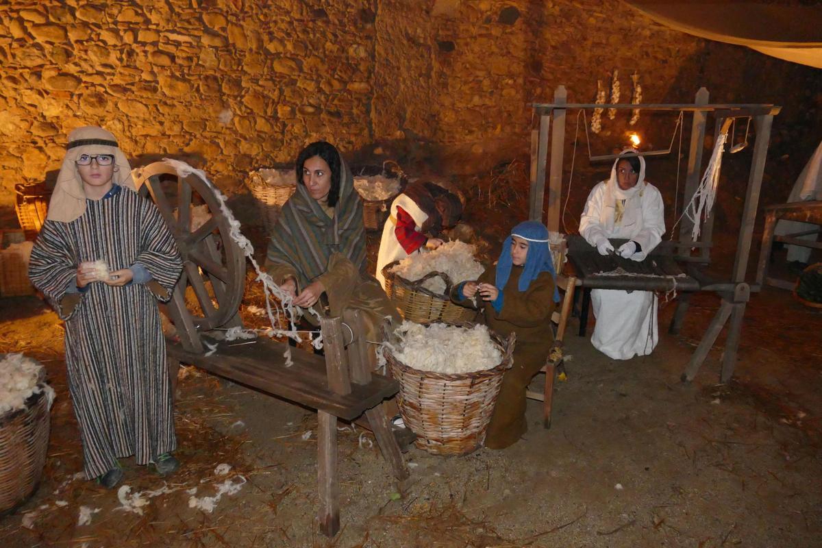 La 42a edició del Pessebre Vivent de Peralada manté viva la tradició recorrent el centre històric del poble