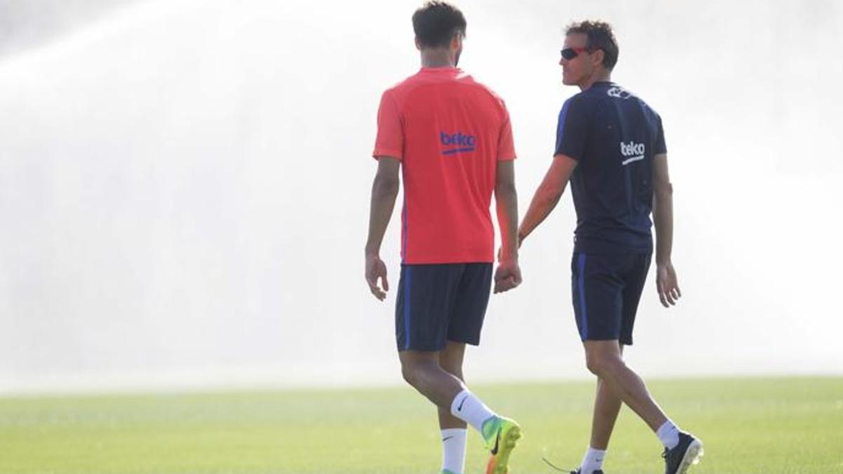 Luis Enrique conversa con Gomes durante un entrenamiento