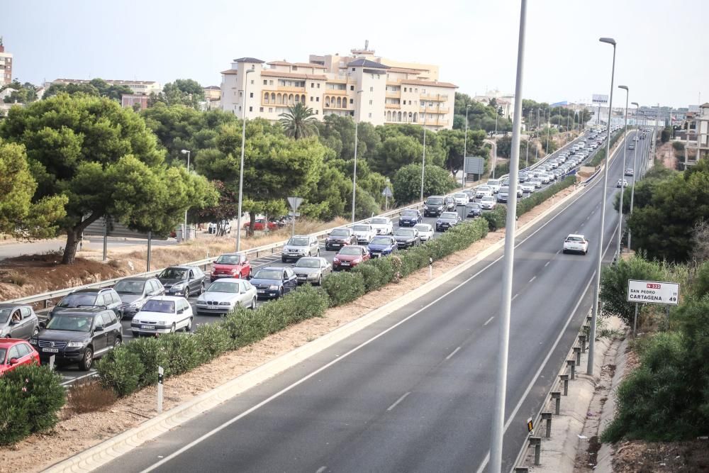 Manifestación en Orihuela Costa por su abandono