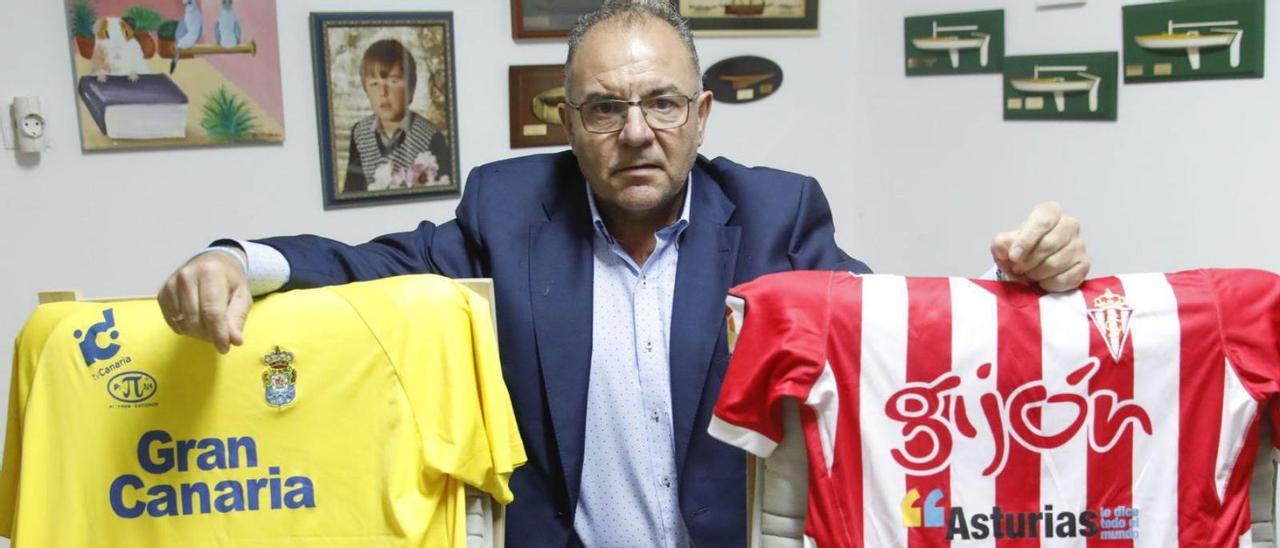 Javi Vidales, junto a la camiseta de Sporting y UD Las Palmas, en el despacho de su domilicio, en Jove. | M. León