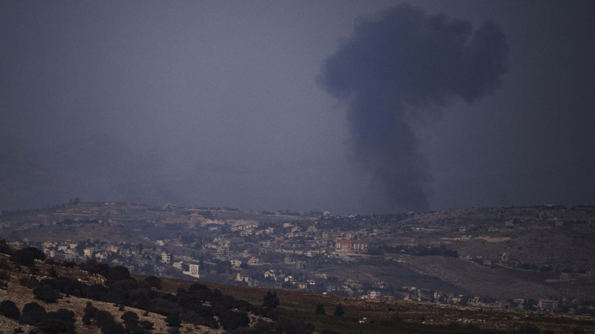 Una columna de humo en una zona del sur del Líbano, durante un ataque de Israel.