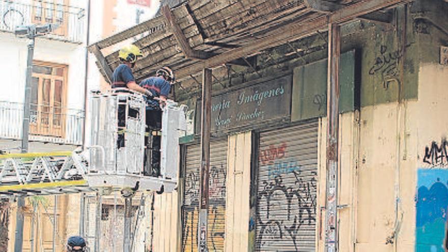 Caen trozos de la fachada de la Casa del Relojero