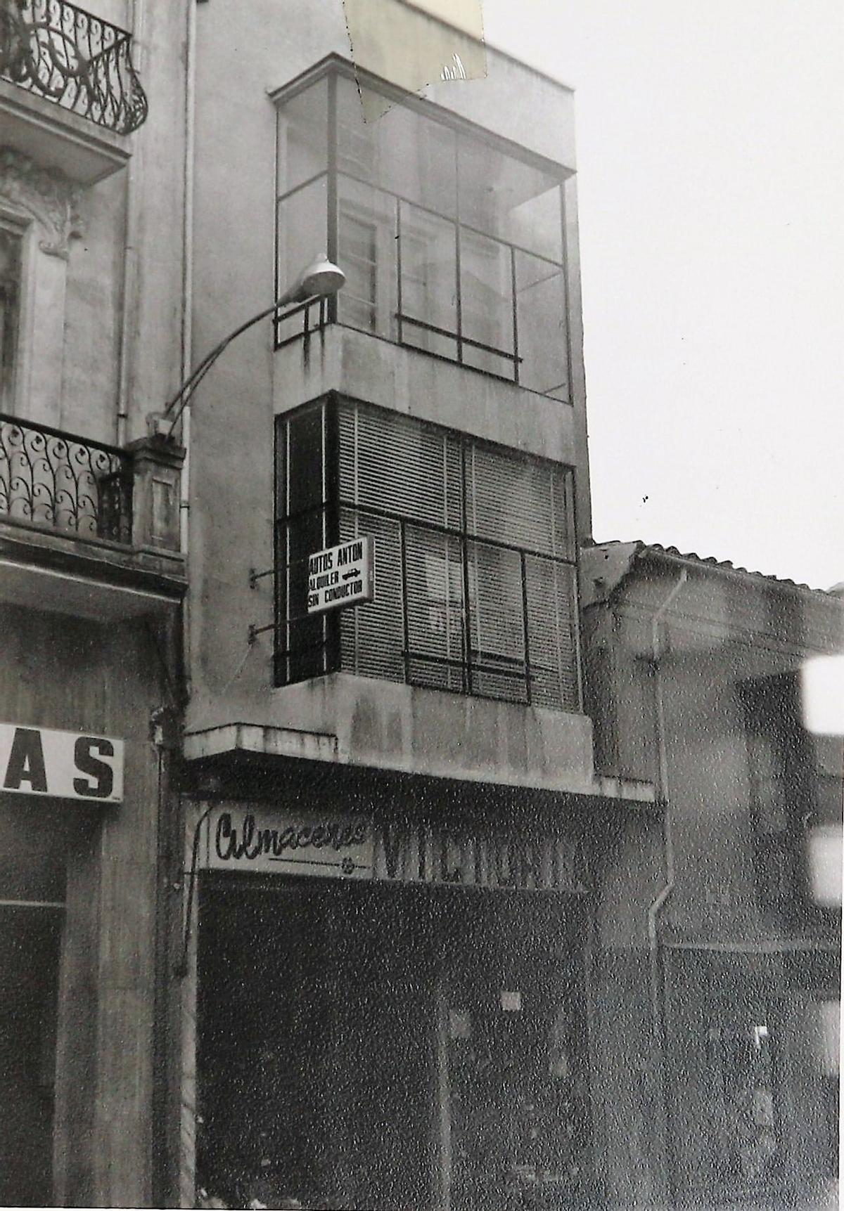 El almacén, en los años 60 en su actual ubicación, San Torcuato.