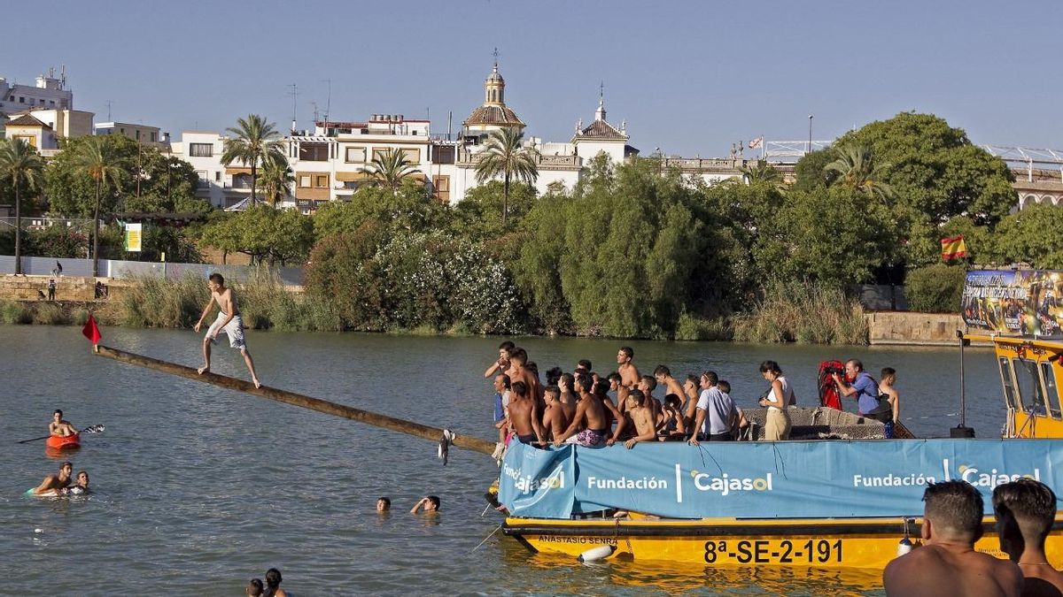 El juego de la cucaña, durante la Velá de Santa Ana.