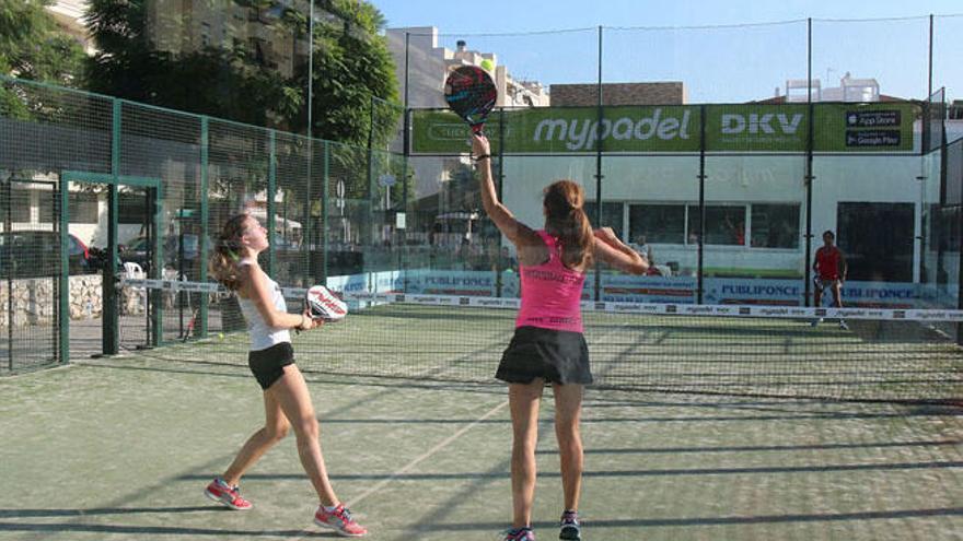 La primera jornada del II Torneo de Pádel La Opinión de Málaga se disputó ayer con gran éxito de participación y de público en Vals Sport El Cónsul.