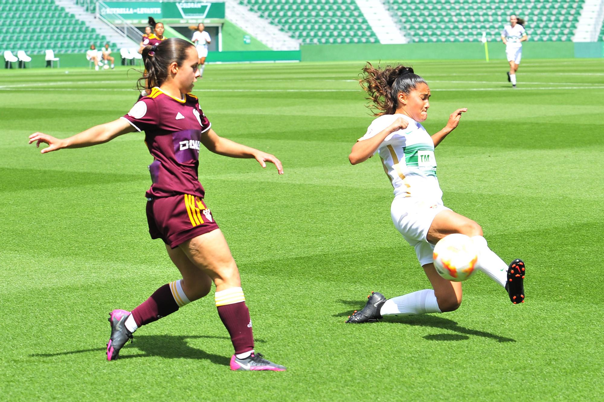 El Elche Femenino celebra su ascenso a Segunda RFEF jugando en el Martínez Valero