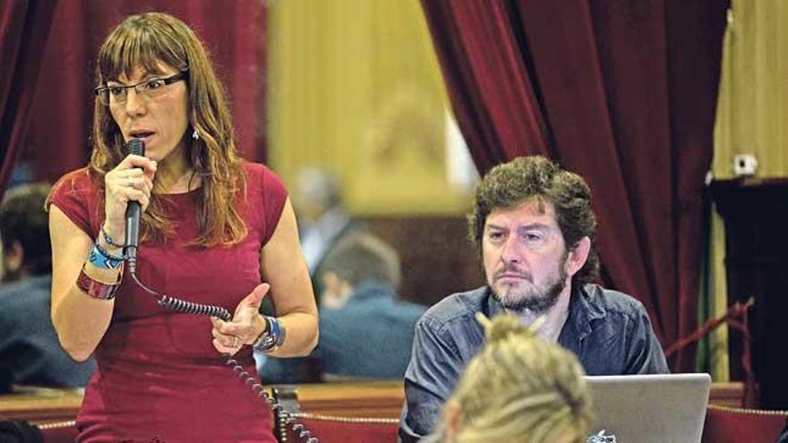 Laura Camargo y Alberto Jarabo en el Parlament.