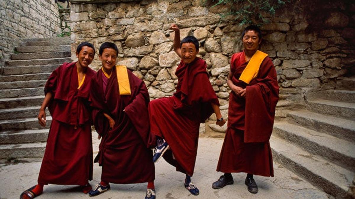 Pequeños monjes budistas en el monasterio de Drepung, Lhasa.