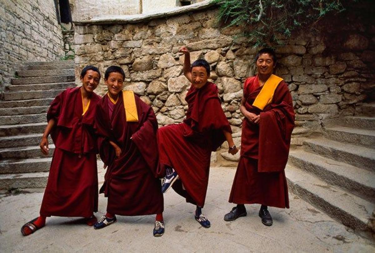 Pequeños monjes budistas en el monasterio de Drepung, Lhasa.