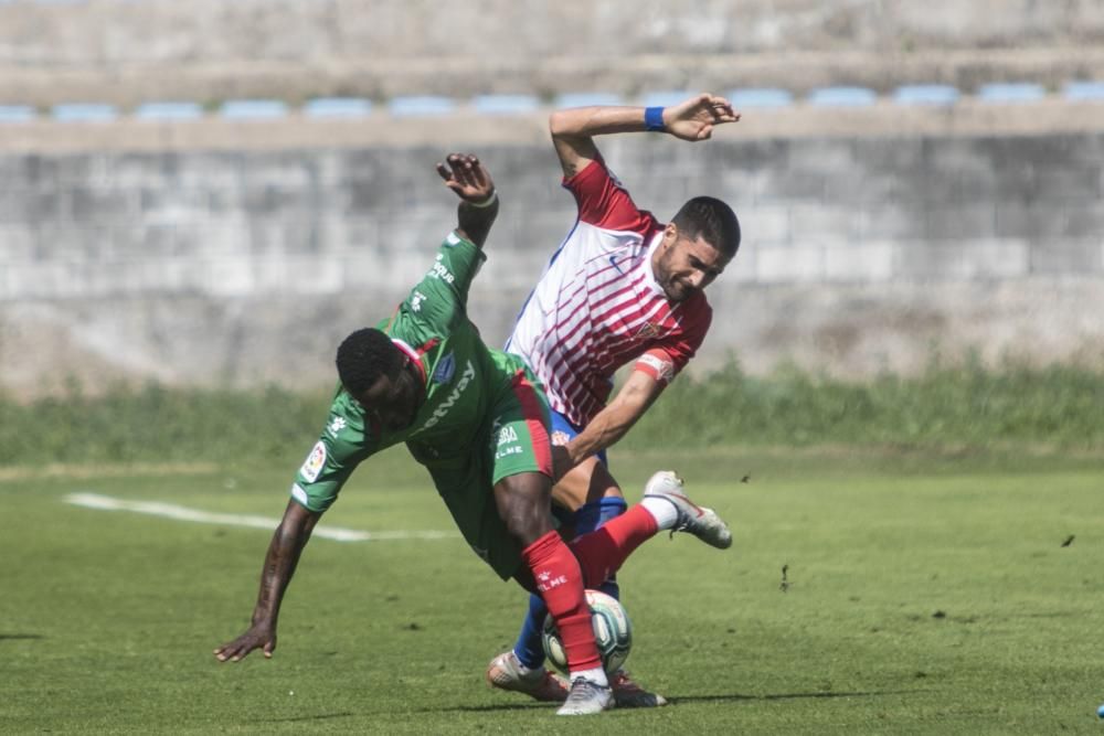 El partido entre el Sporting de Gijón y el Alavés, en imágenes