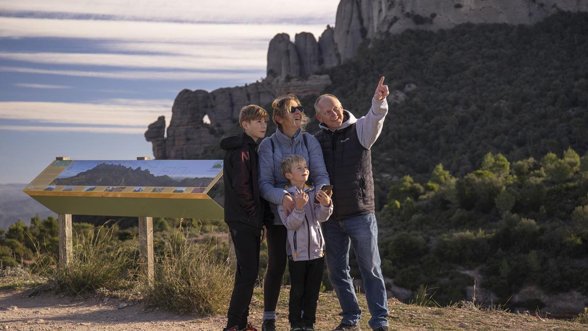 Una familia disfruta de una gimcana turística en El Bruc. Tres maneras de descubrir la Anoia y disfrutar de su entorno