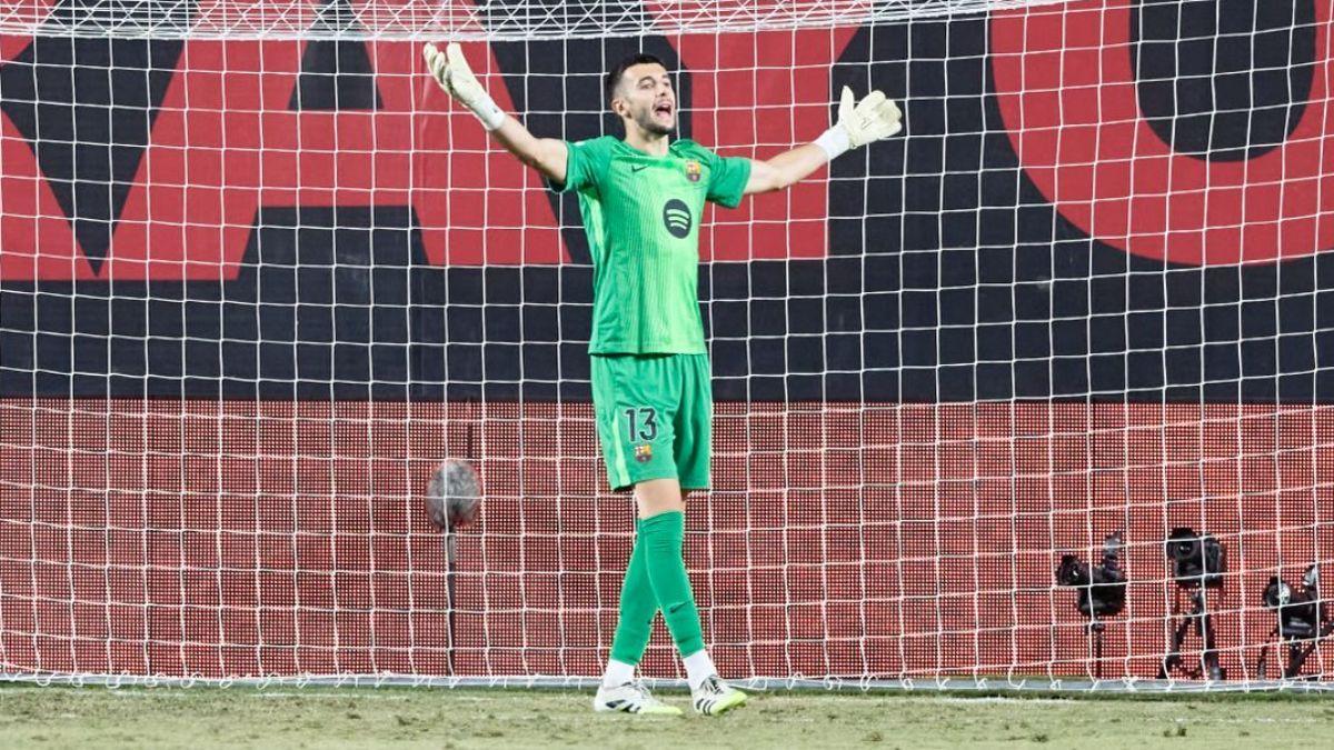 Joan García brilló en Vallecas, en su primera gran noche bajo la portería del Barça