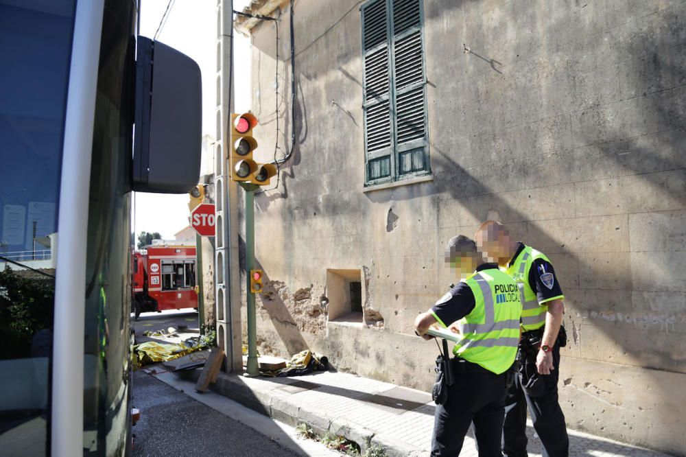 Muere un motorista al chocar con un autobús de la EMT en Palma