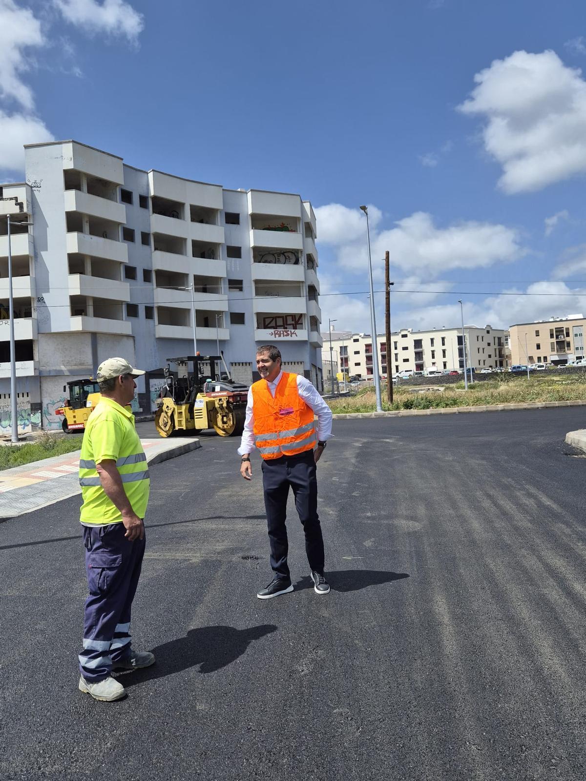 El concejal de Vías y Obras, Iván Sanchez, junto a uno de los trabajadores