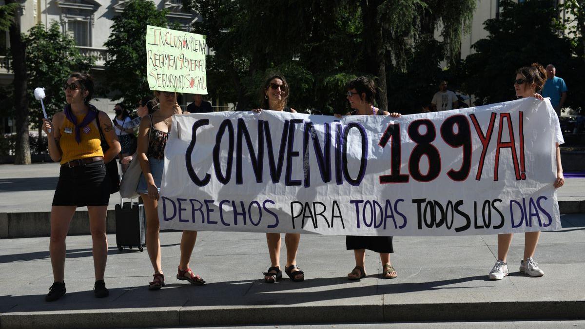 Manifestantes que exigen la ratificación del Convenio 189, que promete más derechos para las empleadas del hogar.