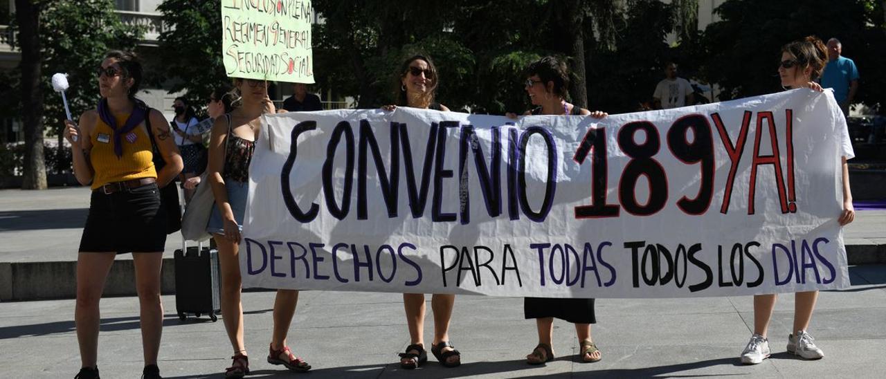 Manifestantes que exigen la ratificación del Convenio 189, que promete más derechos para las empleadas del hogar.