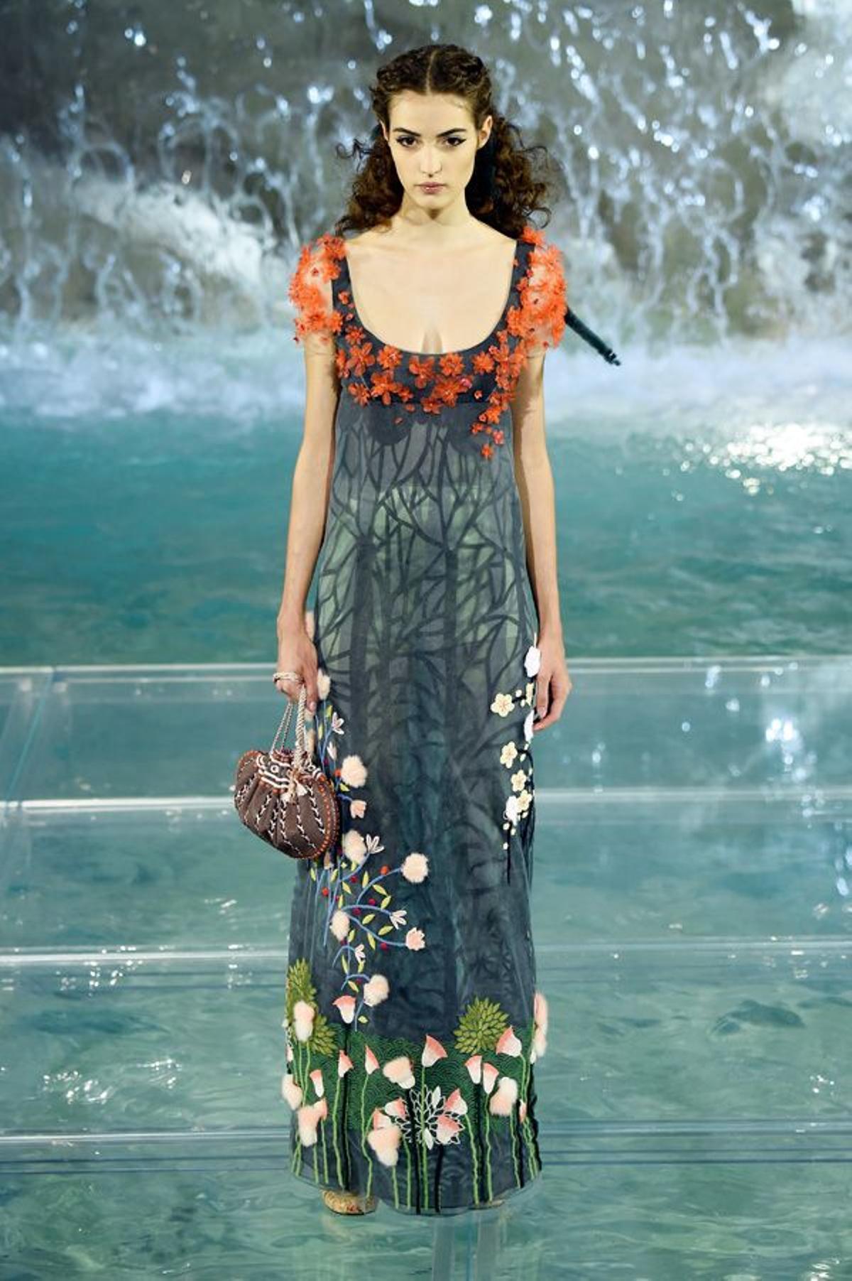 Los vestidos de los90 años de Fendi en la Fontana di Trevi