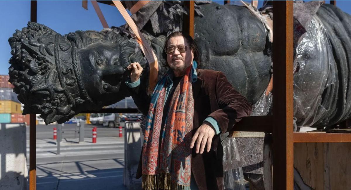 El escultor Ginés Serrán, con parte de su obra, en los almacenes del Puerto