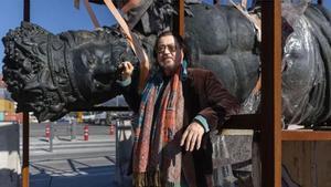 El escultor Ginés Serrán, con parte de su obra, en los almacenes del Puerto