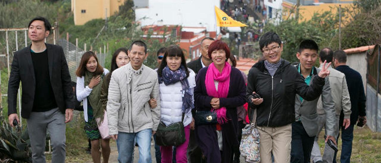 Grupo de turistas chinos, ayer, en dirección a la nueva Casa del Queso de Montaña Alta de Guía.