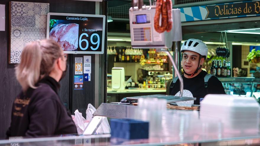 Primer día sin mascarilla en interiores en Alicante