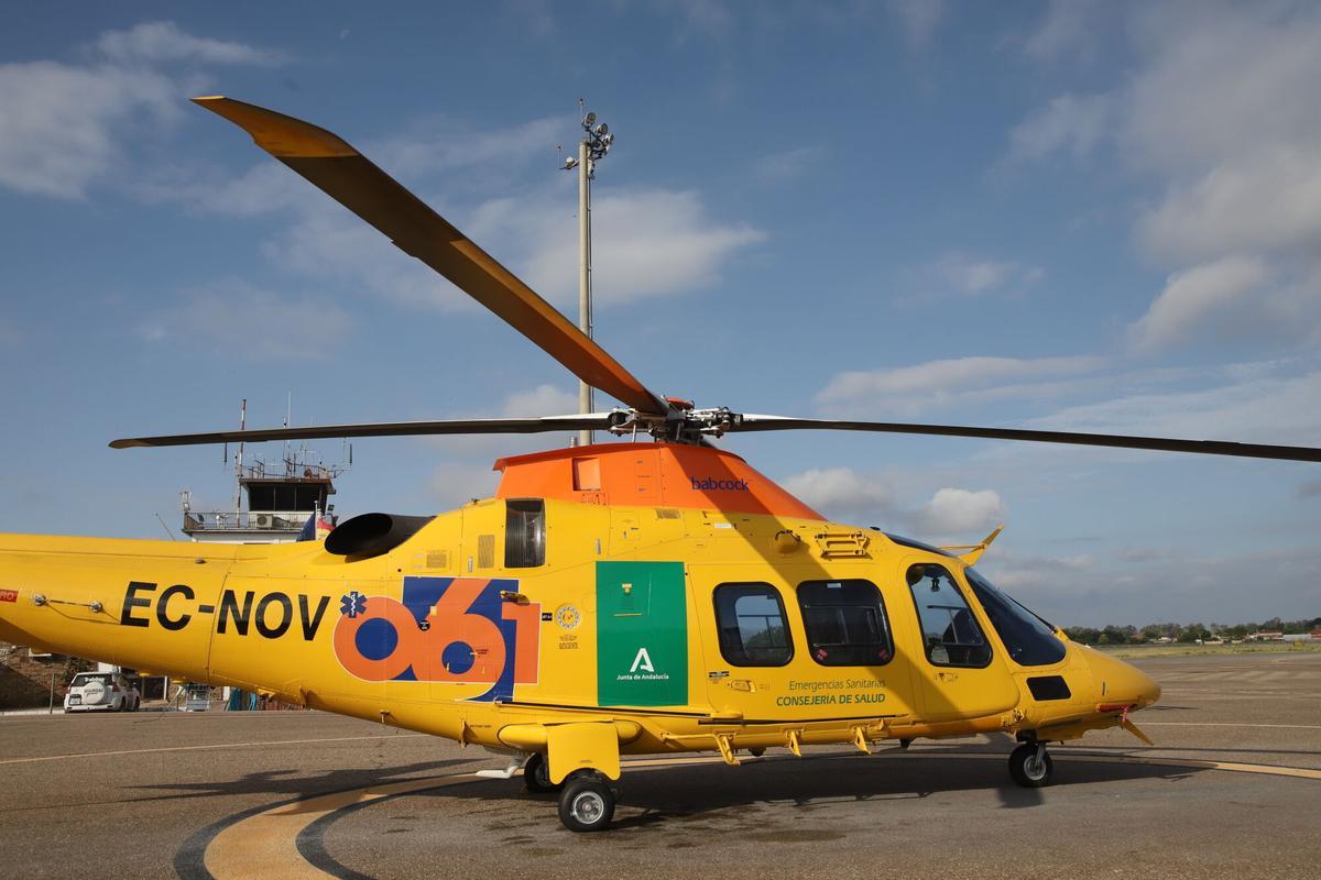 Un helicóptero del 061.