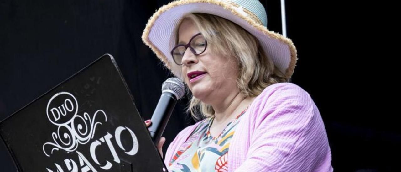 Junto a estas líneas, Belén Suárez Prieto, ayer, en la Corrada del Obispo, durante la lectura del pregón. A la izquierda, público asistente. | Valentina Ciuca