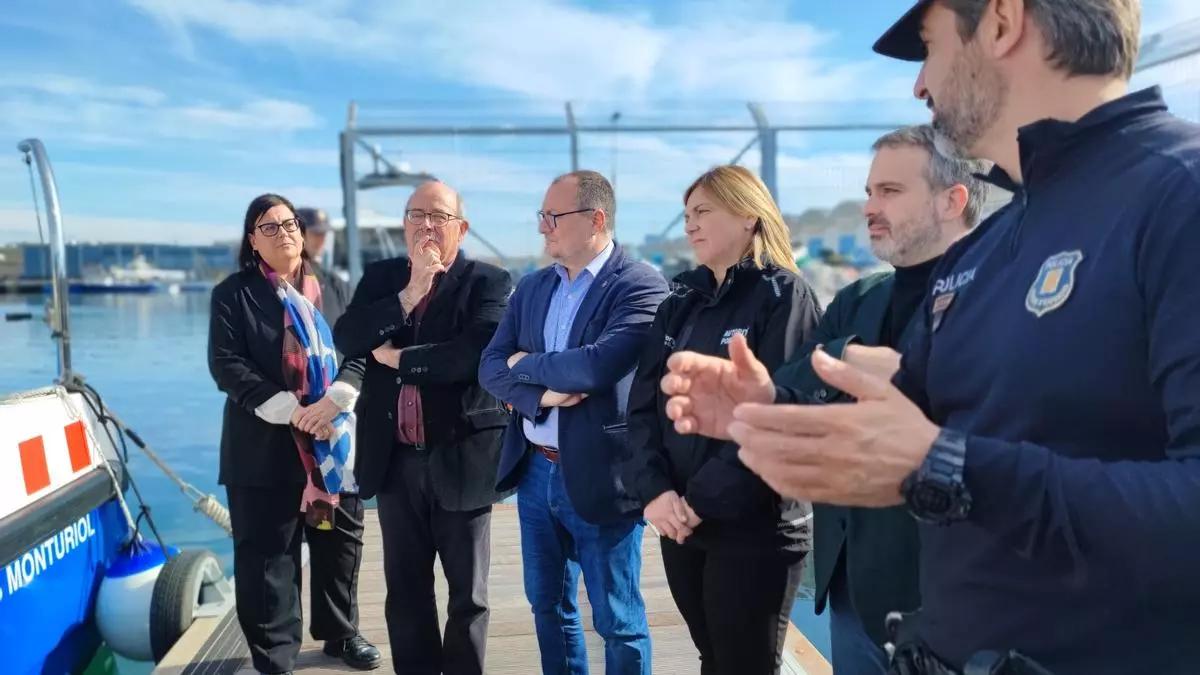 La Generalitat amplía el pantalán flotante para las embarcaciones de los Mossos en el puerto de Vilanova