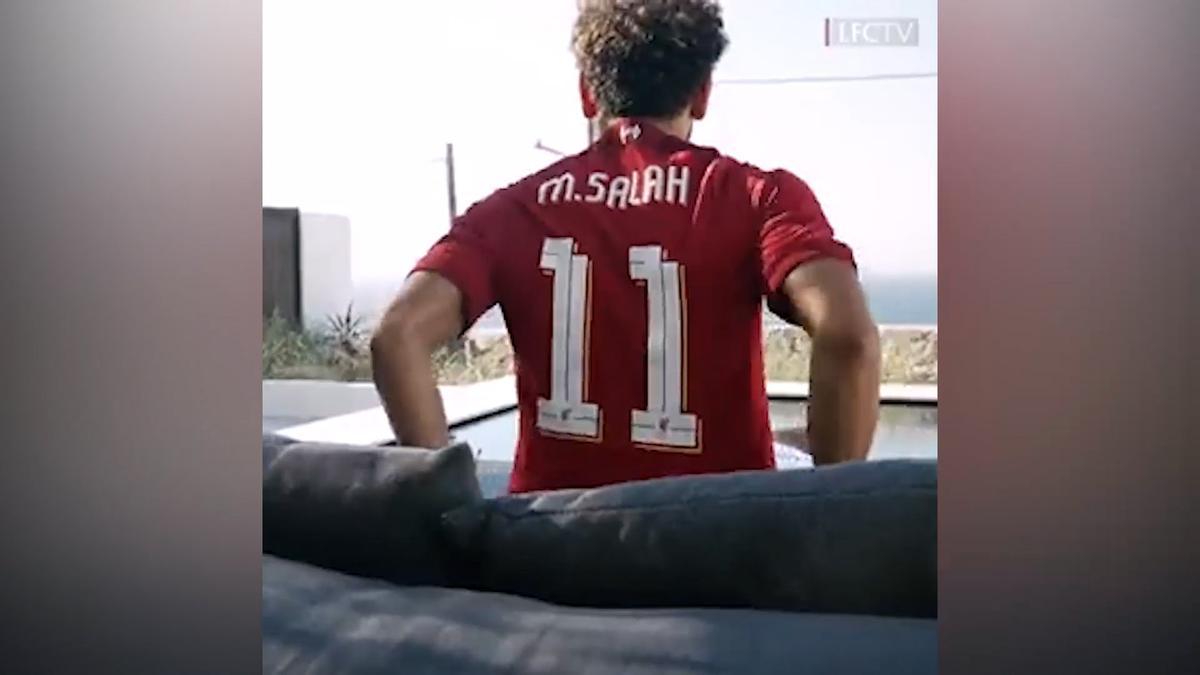 Lo que no te esperabas ver este verano: Salah renovando por el Liverpool... y desde la piscina