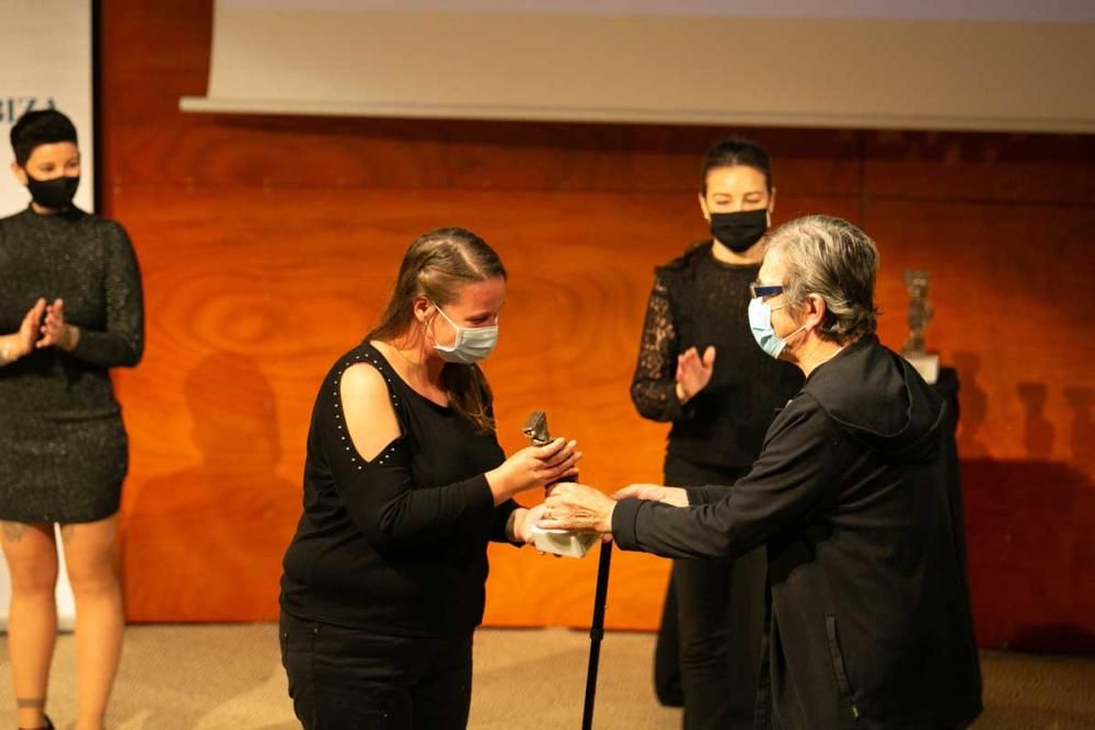 Inmaculada Muñoz (técnica de laboratorio del Área de Salud de Eivissa y Formentera) recibe el Premio a la Acción Social en representación de los trabajadores sanitarios del Área de Salud de Eivissa y Formetera de manos de Christian Bernard Radtke, que padeció coronavirus.