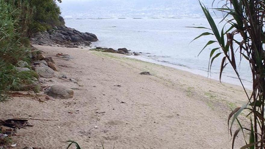 Cerrada al baño la playa de río de Ribeira, en Tirán