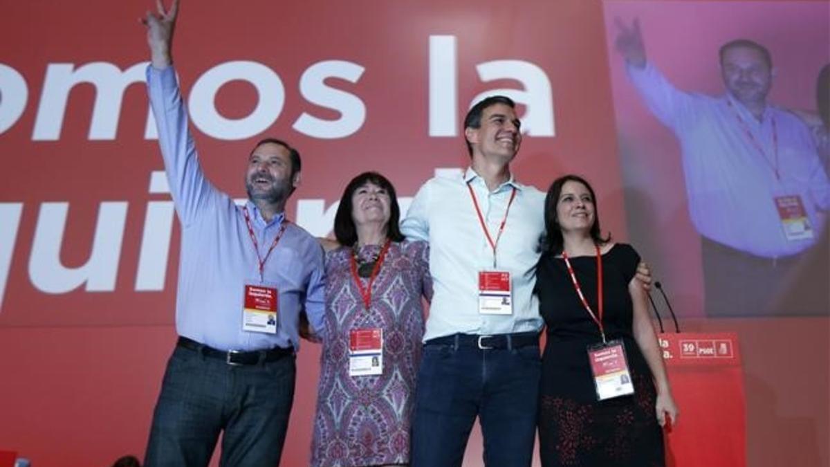 Pedro Sánchez, junto a sus principales colaboradores, este sábado en la inauguración del congreso del PSOE.