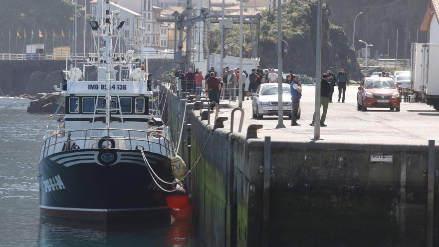 Tragedia en el Occidente: hallan el cuerpo de un pescador en el mar tras avistar su barco vacío y varado en una playa de Cudillero