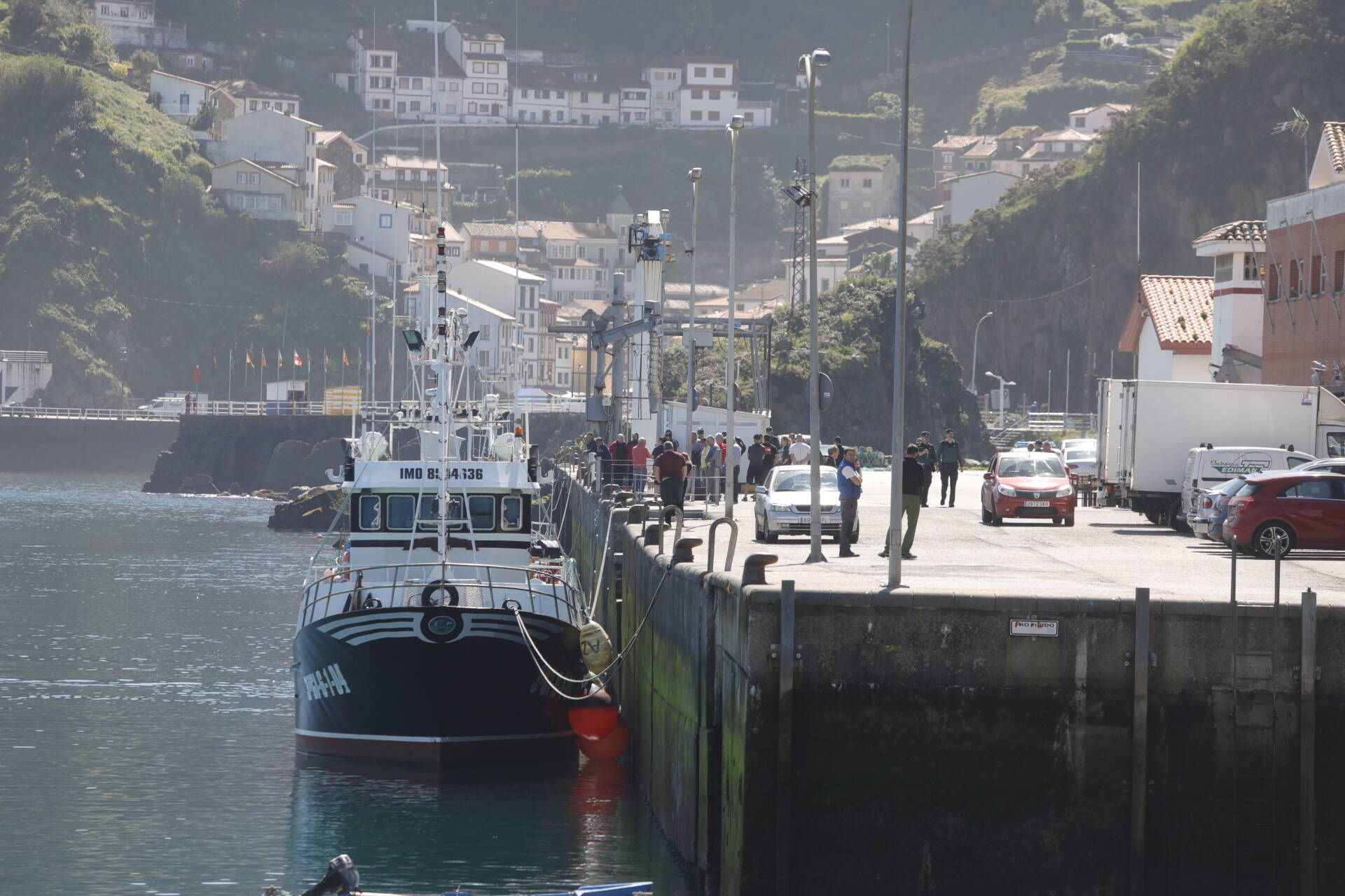 Una embarcación de la Cofradía de Pescadores rescató el cadáver en un pedrero próximo al puerto de la localidad pixueta.
