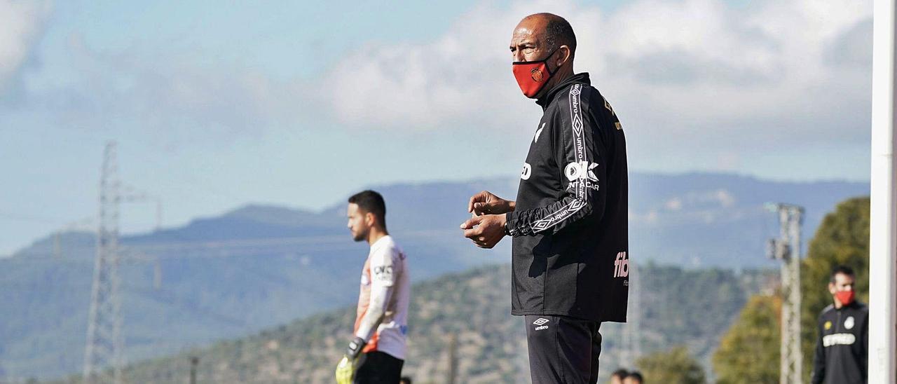 Pedro Rostoll observa un entrenamiento en Son Bibiloni.