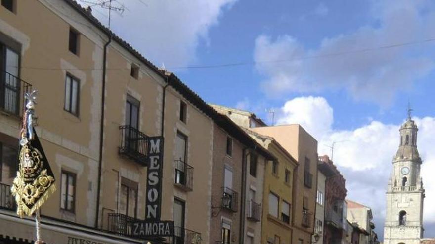 La Banda durante su pasacalles por Toro.