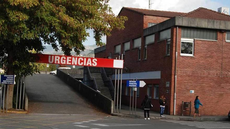 La entrada al área de Urgencias del Hospital de Arriondas.