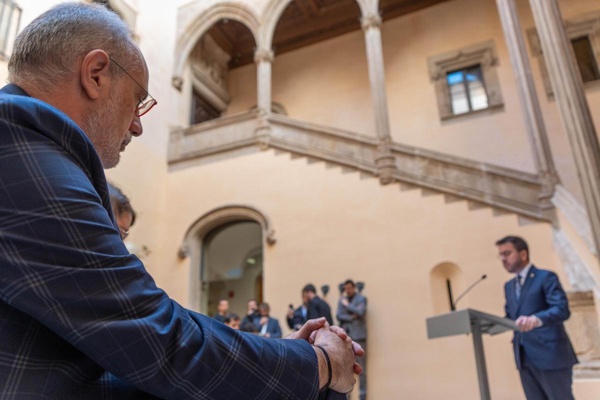 El director del IEA, Joan Ridao, y el president Pere Aragonès.