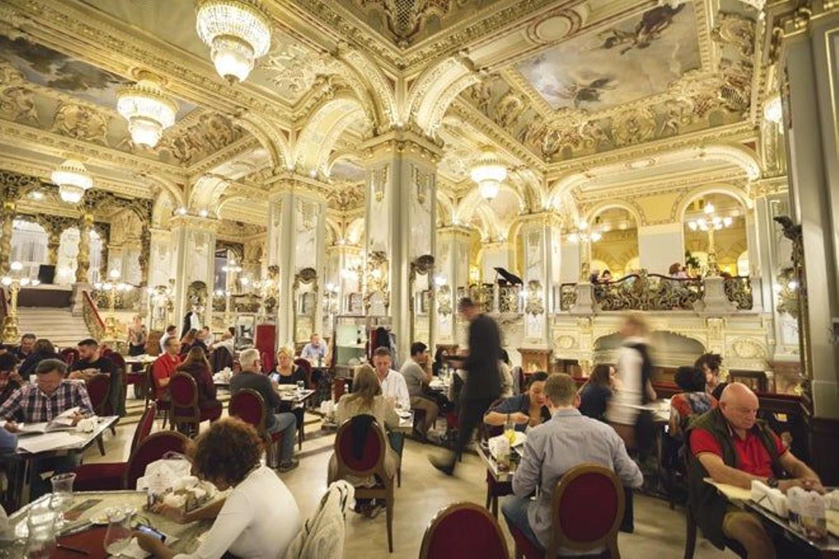 Interior del lujoso New York Café.