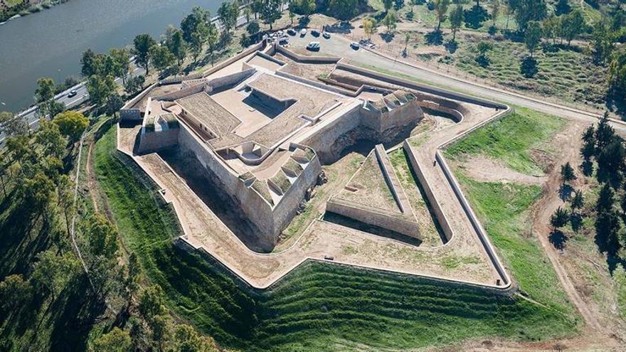 Amigos de Badajoz invita a descubrir el Fuerte de San Cristóbal en una visita guiada