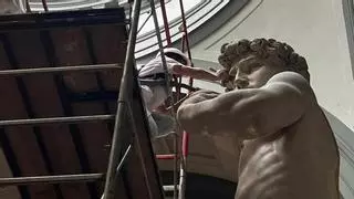 Activistas climáticos se encadenan a los pies del 'David' de Miguel Ángel