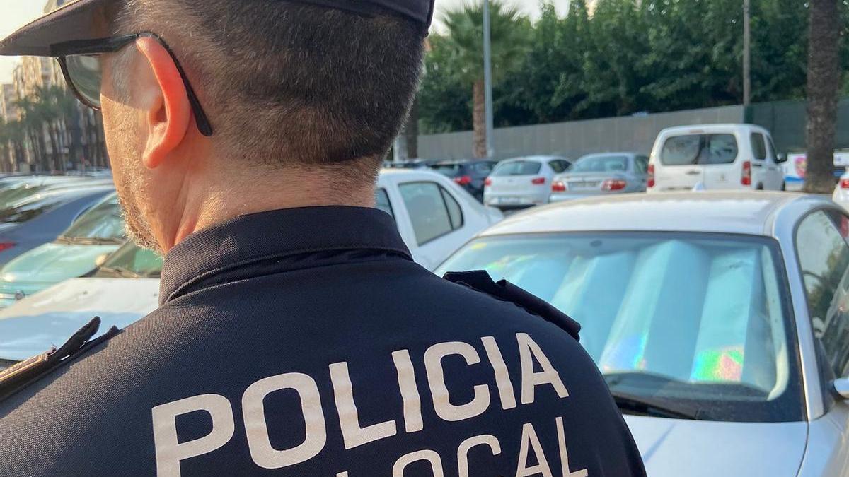 Un agente de Policía Local de Alzira, de espaldas.