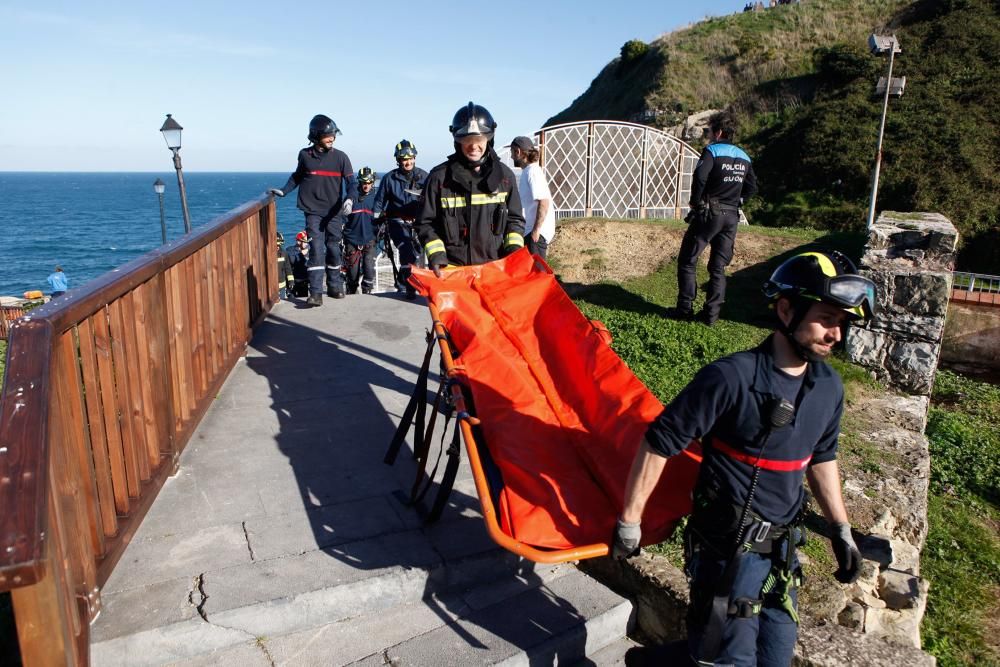 Despliegue en el Cerro de Santa Catalina para rescatrar el cadáver de una mujer