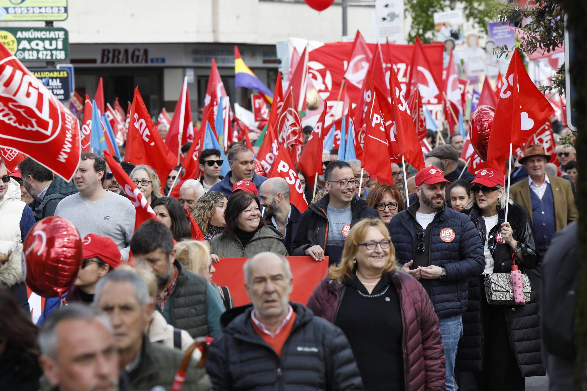 Manifestación de los sindicatos mayoritarios en Langreo por el 1 de mayo.