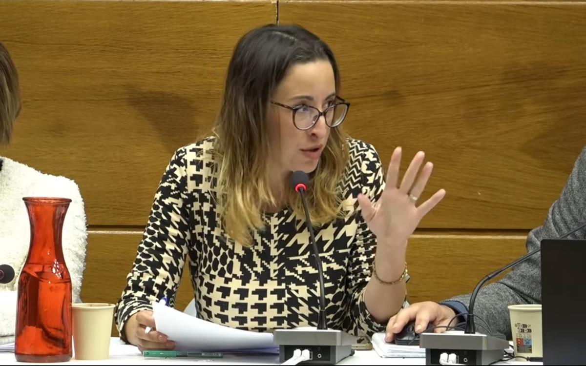 La portavoz del grupo popular de Altea, Rocio Gomez, critica los presupuestos municipales durante el pleno